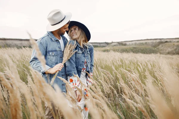 小麦畑でとても美しいカップル — ストック写真