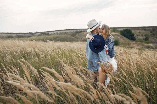 Muy hermosa pareja en un campo de trigo —  Fotos de Stock