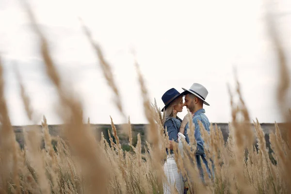 Zeer mooi paar in een tarweveld — Stockfoto