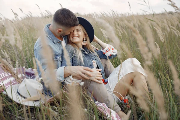 Mycket vackert par i ett vetefält — Stockfoto