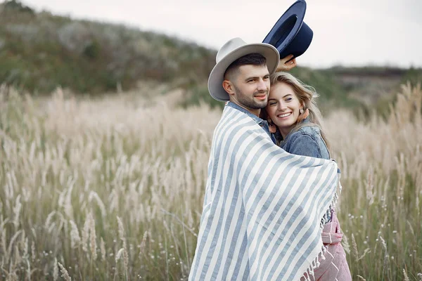 Velmi krásný pár v pšeničném poli — Stock fotografie