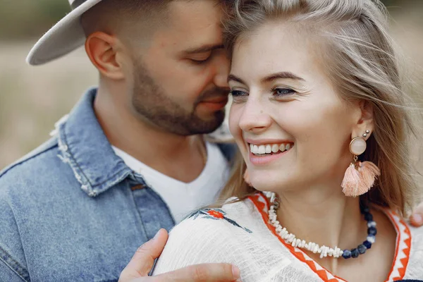 Muy hermosa pareja en un campo de trigo — Foto de Stock