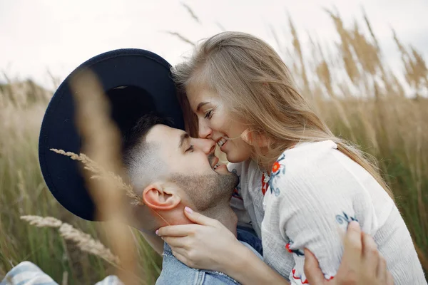 Muy hermosa pareja en un campo de trigo — Foto de Stock