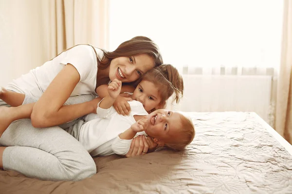 Mooi gezin brengt tijd door in een badkamer — Stockfoto