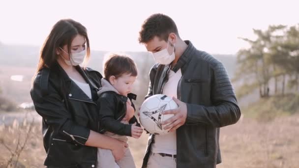 Padres felices y un lindo hijo están jugando al fútbol afuera — Vídeo de stock