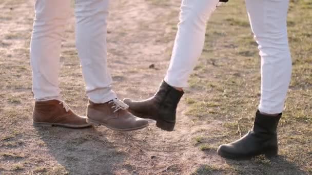 Een stel danst samen en raakt hun voeten buiten. — Stockvideo