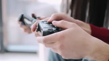 Video oyunları denetleyicileri çiftlerin elinde.