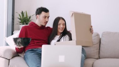 Kapüşonlu kız ve oğlan pizza alıp dizüstü bilgisayardan film izledikleri için şaşırdılar.