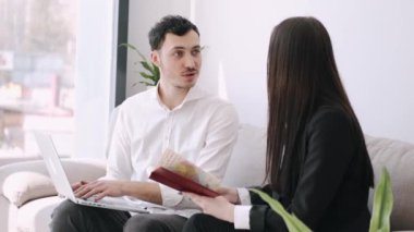 Yakışıklı bir adam ve güzel bir kız defterlerinde bir şeyler okuyorlar.