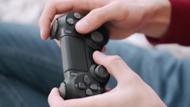 Видеоигры контроллеры в руках пар — стоковое видео