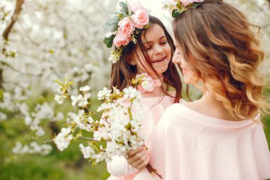 Bir bahar parkında şirin ve şık bir aile.