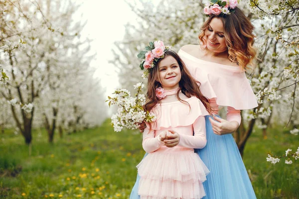 Famille mignonne et élégante dans un parc de printemps — Photo