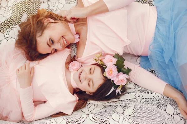 Família bonito e elegante em um parque de primavera — Fotografia de Stock