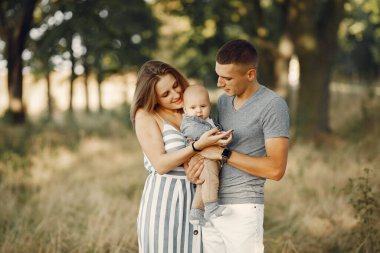 Sonbahar tarlasında oynayan sevimli bir aile.