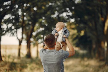 Sonbahar tarlasında oynayan sevimli bir aile.