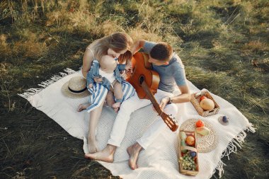 Sonbahar tarlasında oynayan sevimli bir aile.