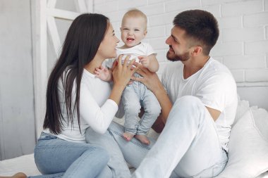 Güzel bir aile tuvalette vakit geçirir.