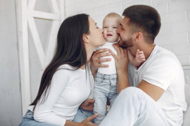 Güzel bir aile tuvalette vakit geçirir.