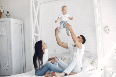 Güzel bir aile tuvalette vakit geçirir.