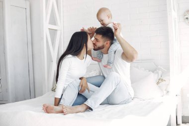 Güzel bir aile tuvalette vakit geçirir.