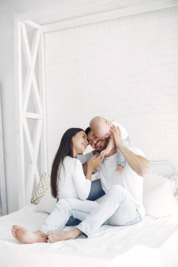 Güzel bir aile tuvalette vakit geçirir.