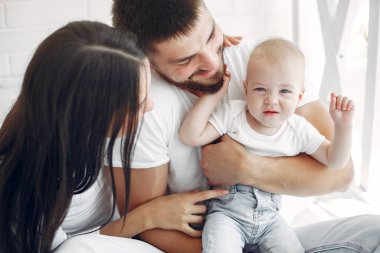 Güzel bir aile tuvalette vakit geçirir.