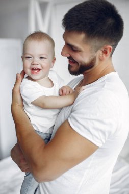 Baba ve küçük oğlu evde eğleniyor.