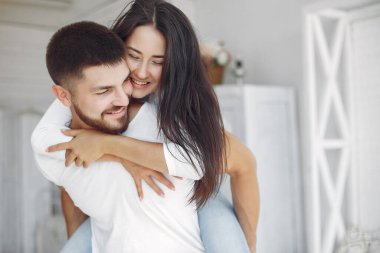 Güzel bir çift yatak odasında vakit geçirir.