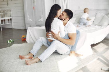 Güzel bir aile tuvalette vakit geçirir.