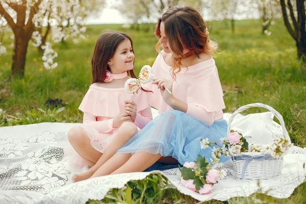 Cute and stylish family in a spring park — Stock Photo, Image