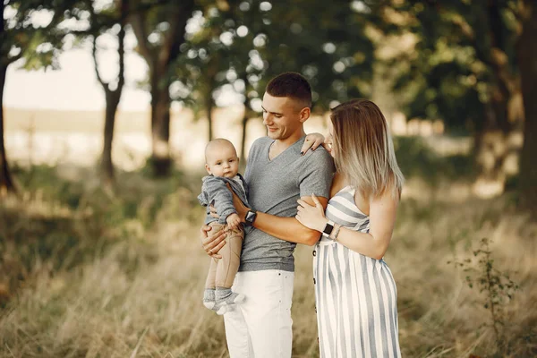 Linda familia jugando en un campo de otoño —  Fotos de Stock