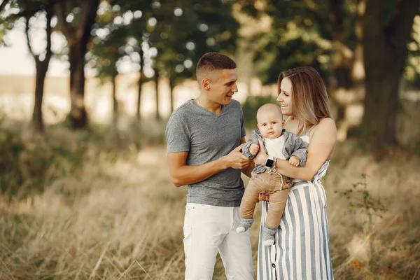 Nette Familie spielt in einem herbstlichen Feld — Stockfoto