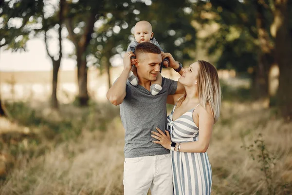 Linda familia jugando en un campo de otoño — Foto de Stock