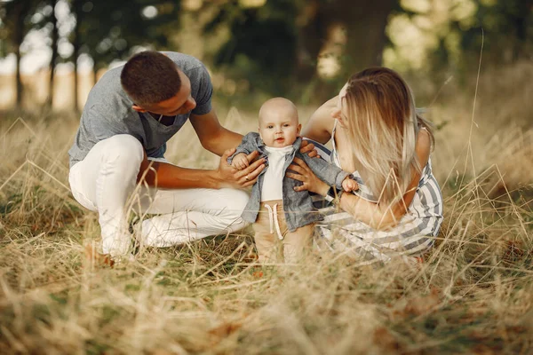 Nette Familie spielt in einem herbstlichen Feld — Stockfoto