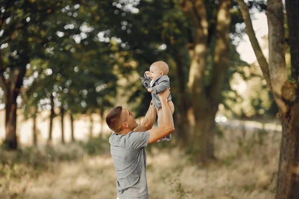 Linda familia jugando en un campo de otoño —  Fotos de Stock