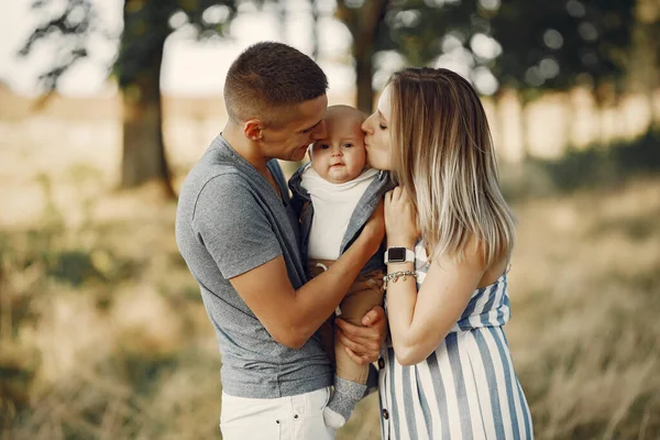 Leuke familie spelen in een herfst veld — Stockfoto