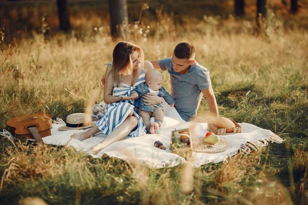 Sonbahar tarlasında oynayan sevimli bir aile. — Stok fotoğraf