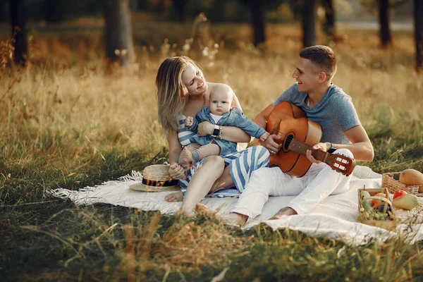 Leuke familie spelen in een herfst veld — Stockfoto