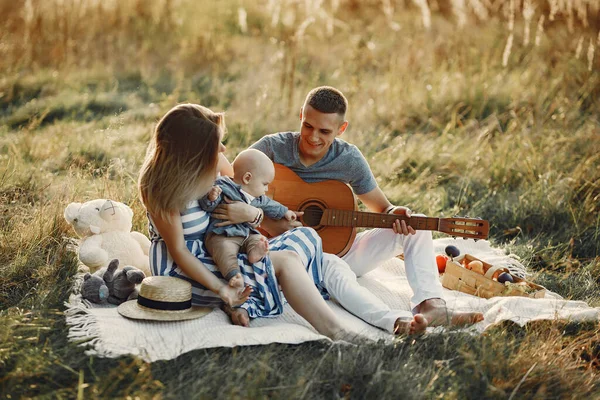 Nette Familie spielt in einem herbstlichen Feld — Stockfoto