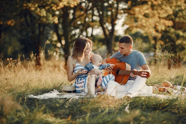 Leuke familie spelen in een herfst veld — Stockfoto