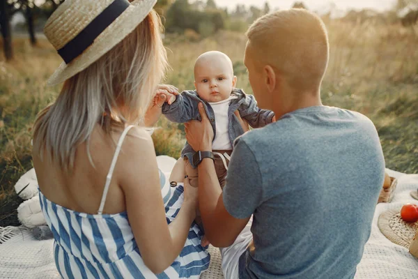 Nette Familie spielt in einem herbstlichen Feld — Stockfoto