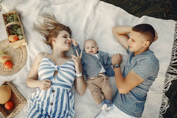 Família bonito jogando em um campo de outono — Fotografia de Stock