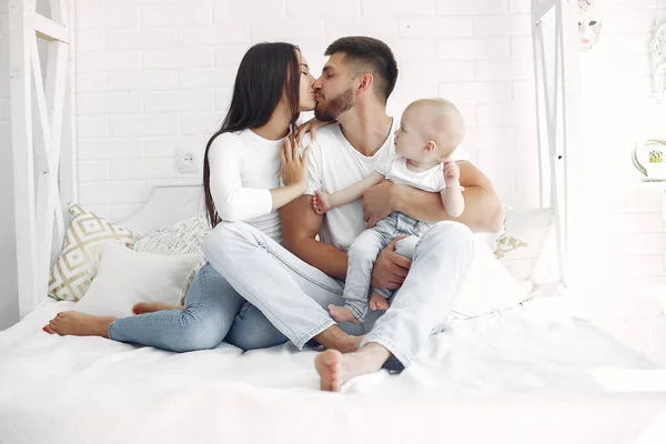 Hermosa familia pasar tiempo en un baño — Foto de Stock