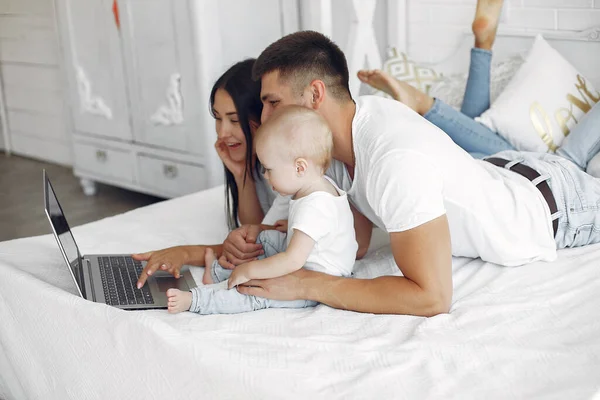 Schöne Familie verbringt Zeit im Badezimmer — Stockfoto