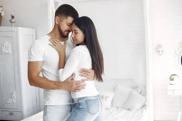 Hermosa pareja pasar tiempo en un dormitorio — Foto de Stock