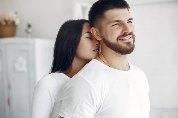 Belo casal passar o tempo em um quarto — Fotografia de Stock