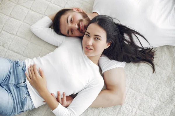 Mooi koppel brengen tijd door in een slaapkamer — Stockfoto