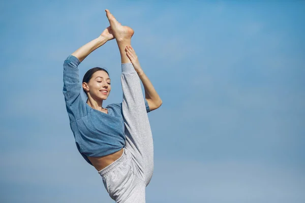 Bonito menina formação no um céu backgroung — Fotografia de Stock