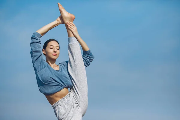 Jolie fille de formation sur un fond de ciel — Photo