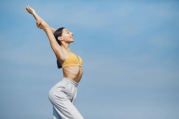 Jolie fille de formation sur un fond de ciel — Photo